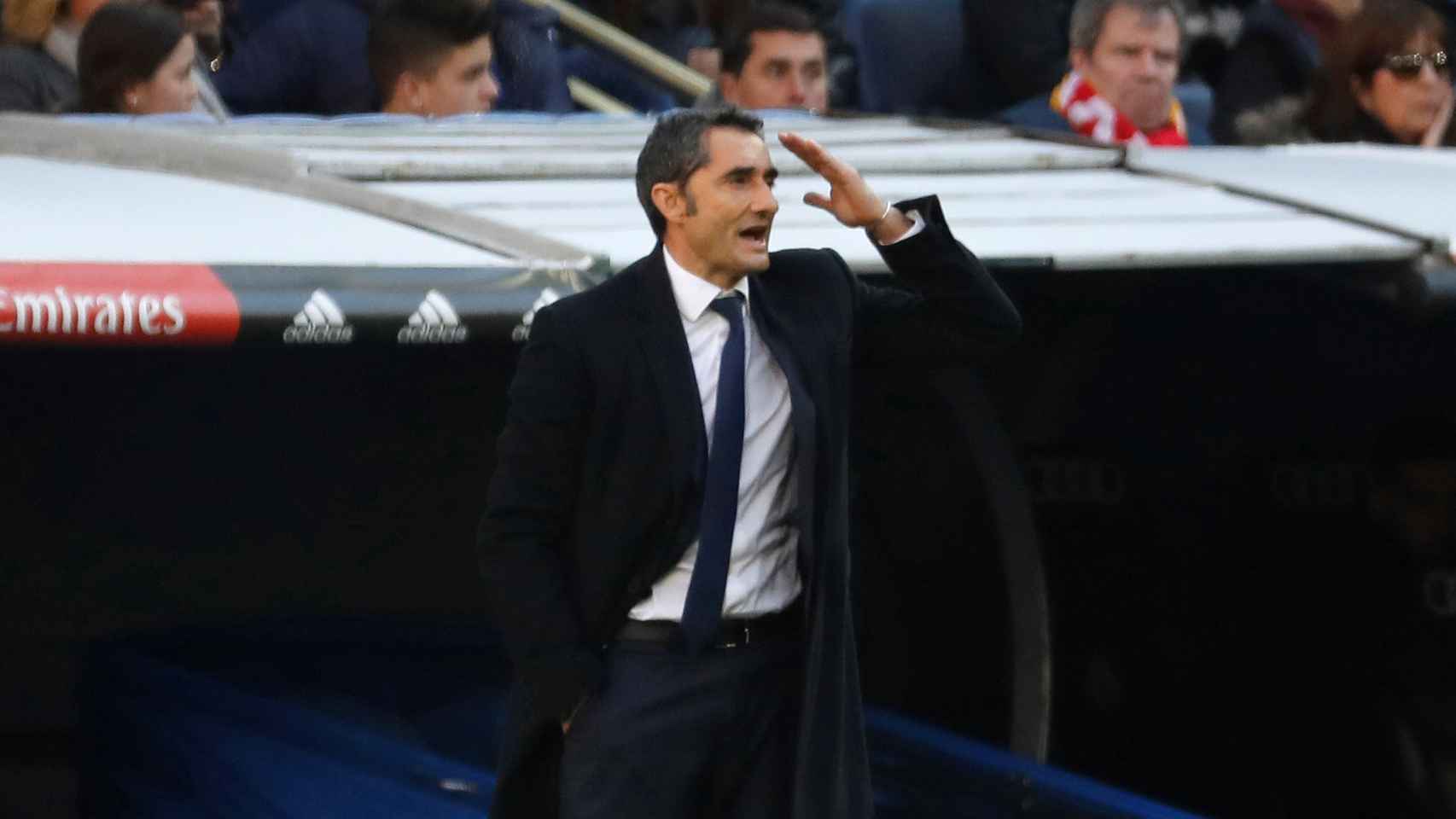 Valverde da órdenes a su equipo en el Bernabéu.