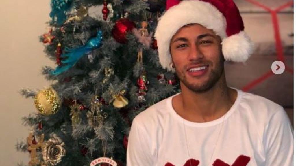 Neymar con el gorro de Papá Noel durante la cena de Nochebuena.