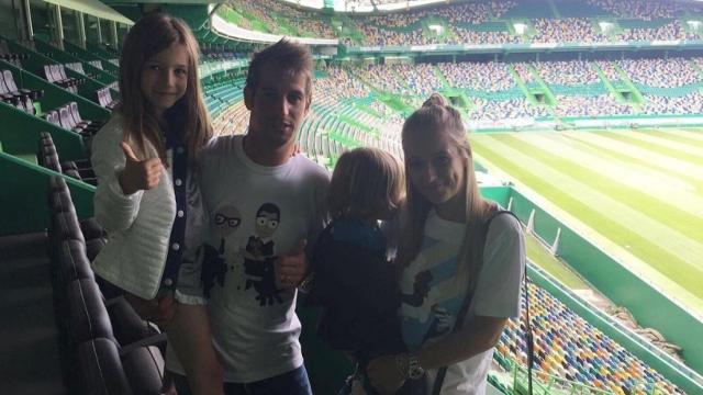 Coentrao posa en el estadio de su nuevo club. Foto: Twitter (@Fabio_Coentrao).