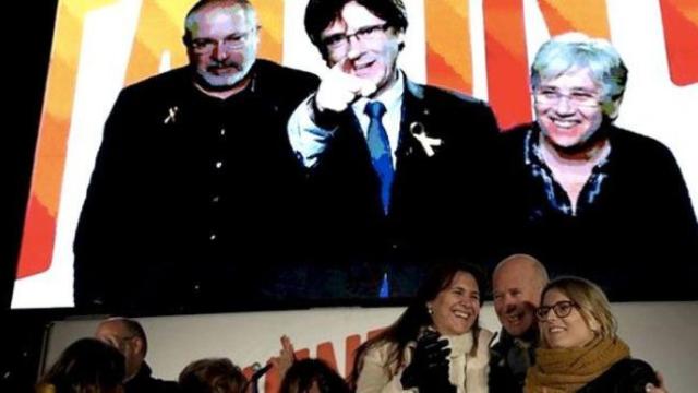 Puigdemont (c) y Elsa Artadi (1i), en el acto final de campaña de Junts per Catalunya.