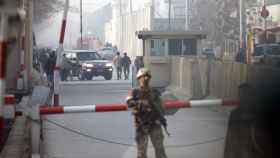 Las fuerzas afganas de seguridad inspeccionan la zona del atentado.