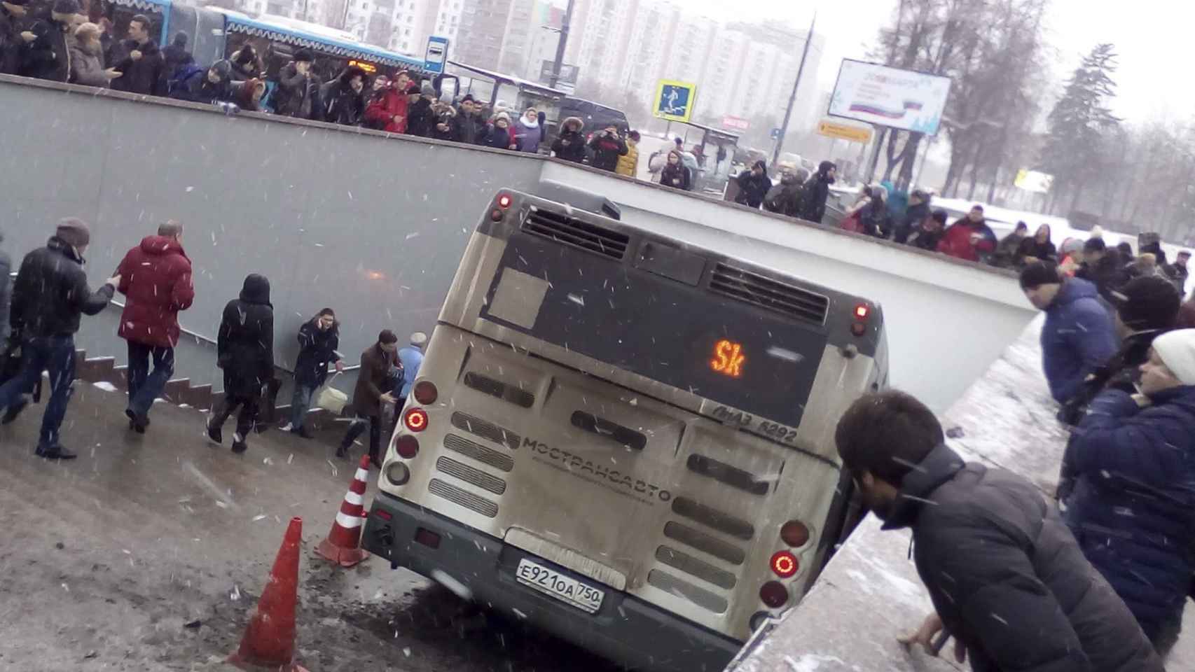 Imagen del autobús empotrado contra la estación de metro.