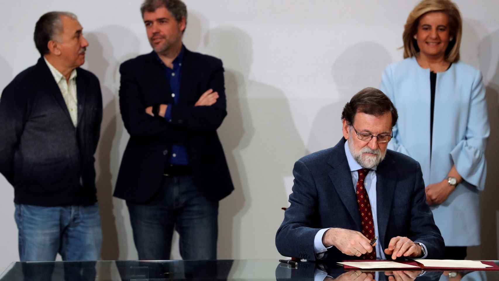 Mariano Rajoy, acompañado por Fátima Báñez, y los secretarios generales de CCOO y UGT. /Efe