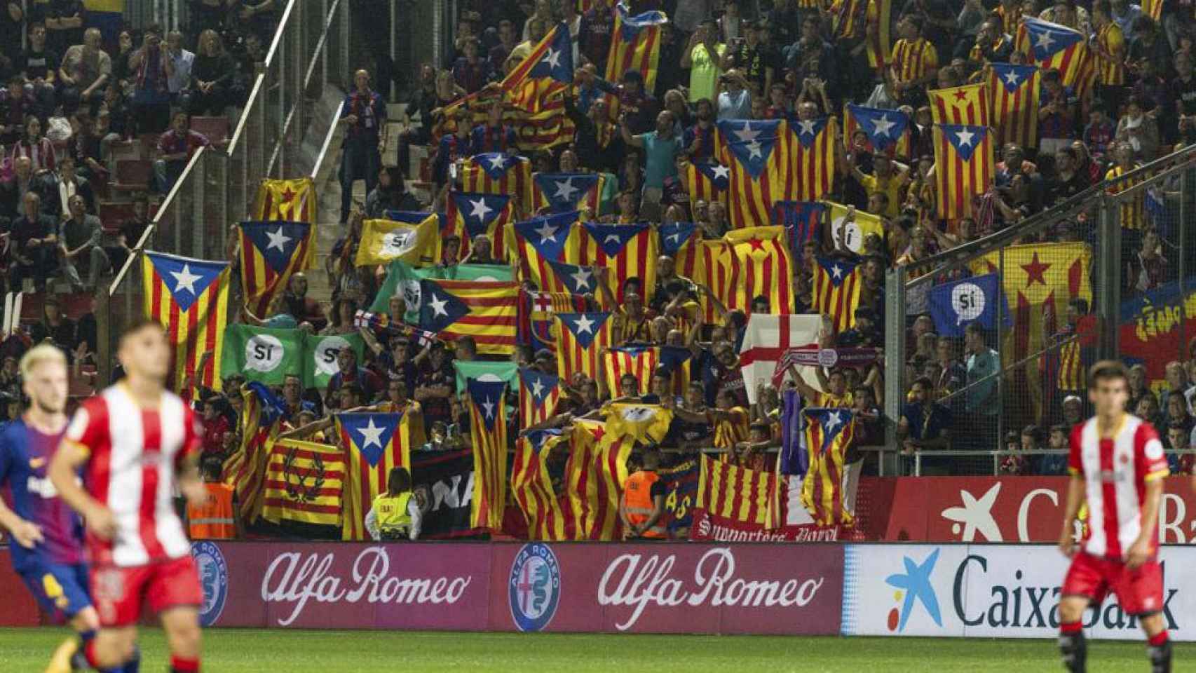 Banderas independentistas durante un partido en Montilivi (Girona).