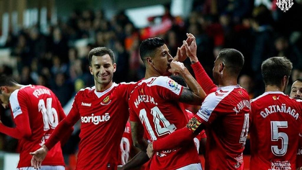 Los jugadores del Nàstic de Tarragona celebran un gol.