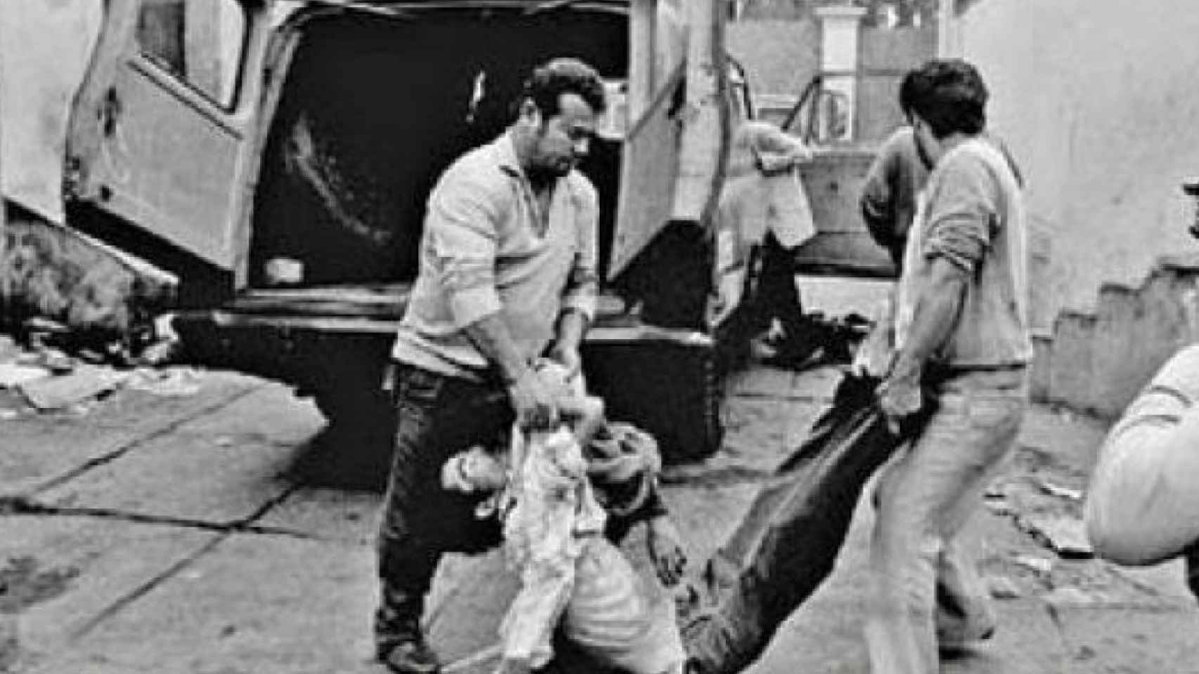 Hombres llevan a una de las víctimas de la masacre.