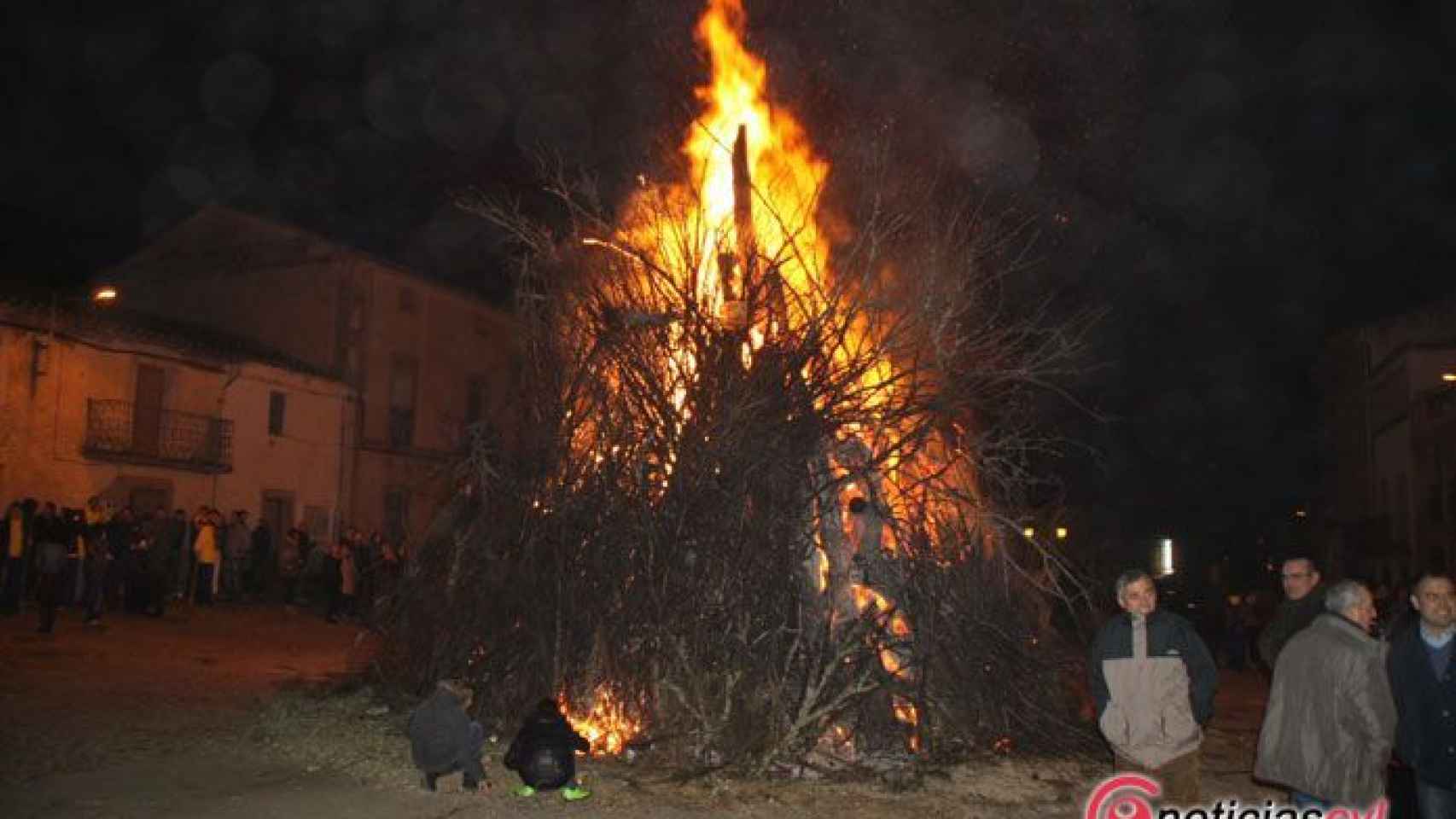 Hoguera en Hinojosa de Duero, en la noche del 24 de diciembre