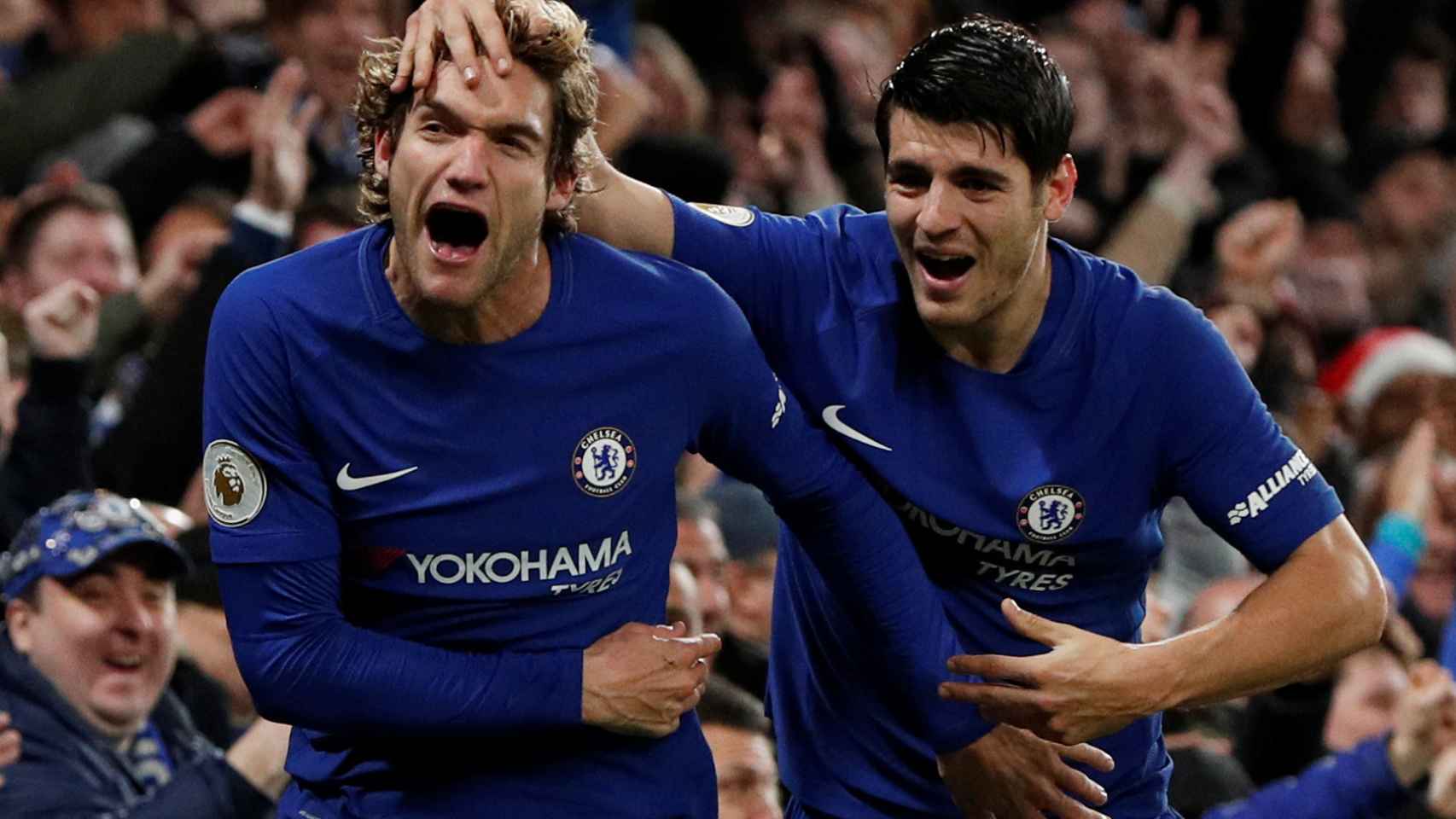 Marcos Alonso y Morata celebran sus goles con el Chelsea.