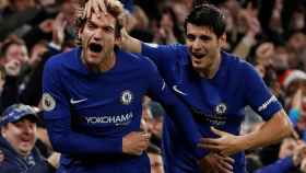 Marcos Alonso y Morata celebran sus goles con el Chelsea.