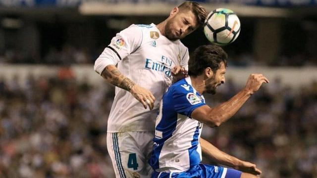 Ramos salta a cabecear un balón. Foto: Twitter (@RCDeportivo)