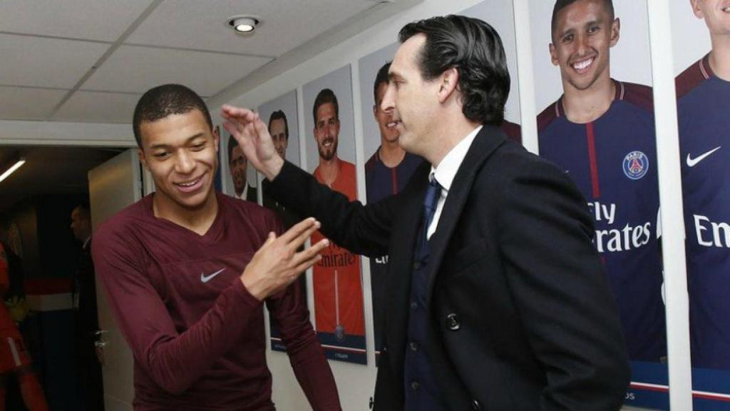 Emery bromea con Mbappé. Foto Twitter (@PSG_inside)