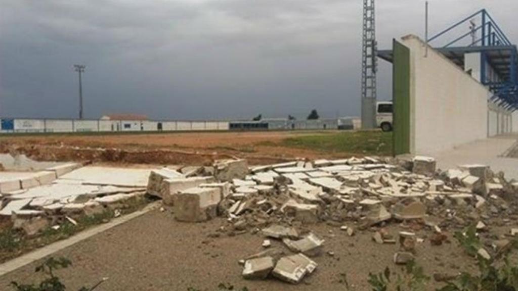 El campo de fútbol de Munera quedó destrozado tras el tornado