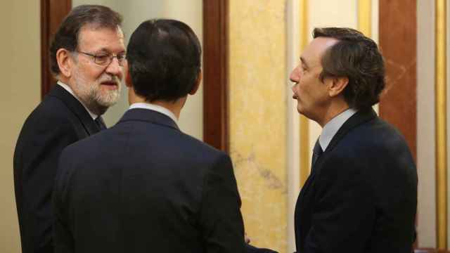 Mariano Rajoy con el portavoz del PP, Rafael Hernando, y el 'número 3' del PP, Fernando Martínez-Maillo.