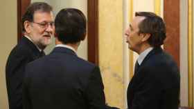 Mariano Rajoy con el portavoz del PP, Rafael Hernando, y el 'número 3' del PP, Fernando Martínez-Maillo.