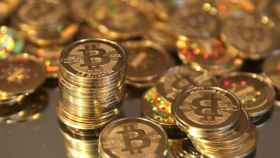 Varias monedas físicas de bitcoin.