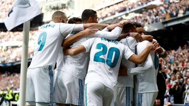 Los jugadores felicitan a Nacho por su gol al Sevilla