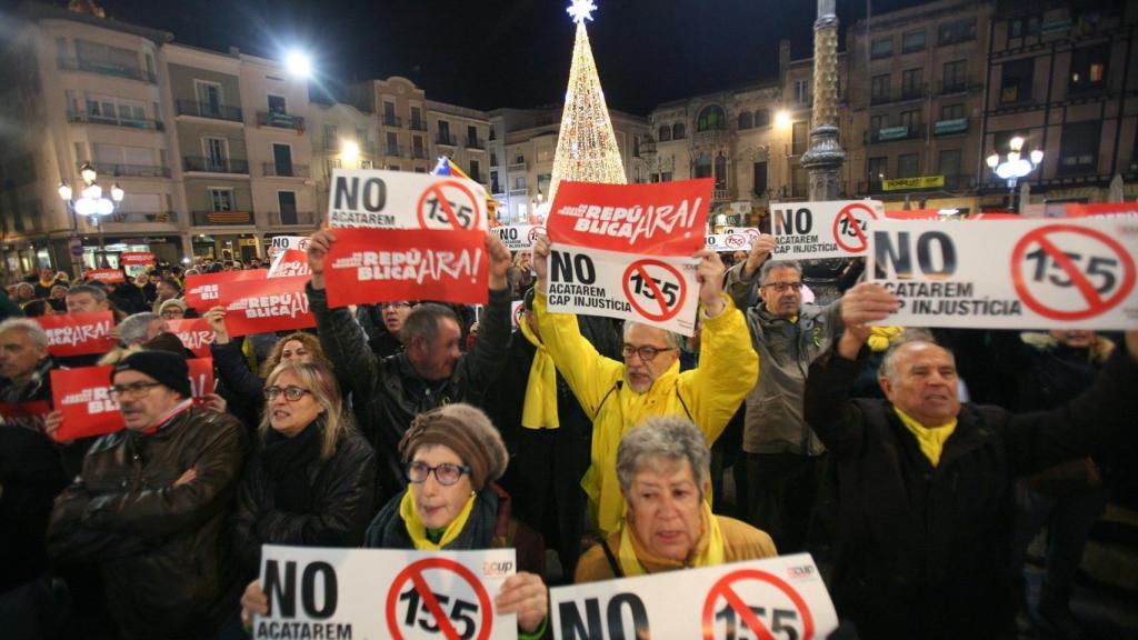 Cerca de un millar de personas han apoyado en la Plaça del Mercadal a los dos concejales de la CUP de Reus.