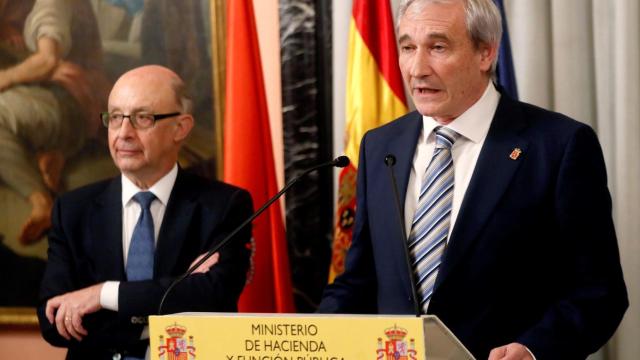 El consejero de Hacienda de Navarra Mikel Aranburu (d), junto al ministro de Hacienda, Cristóbal Montoro.