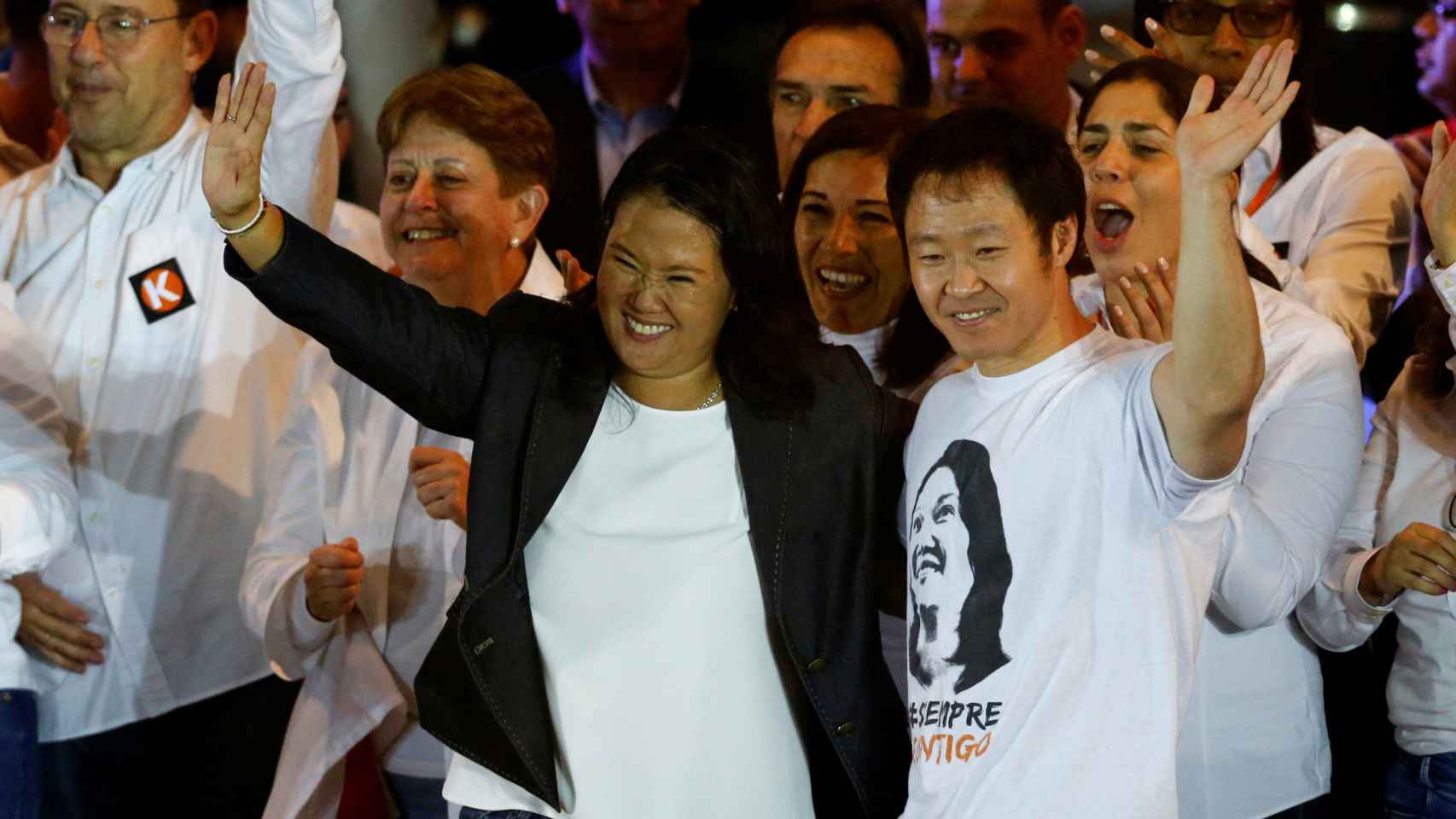 Keiko Fujimori junto a su hermano Kenji en una imagen tomada en las presidenciales de 2016.