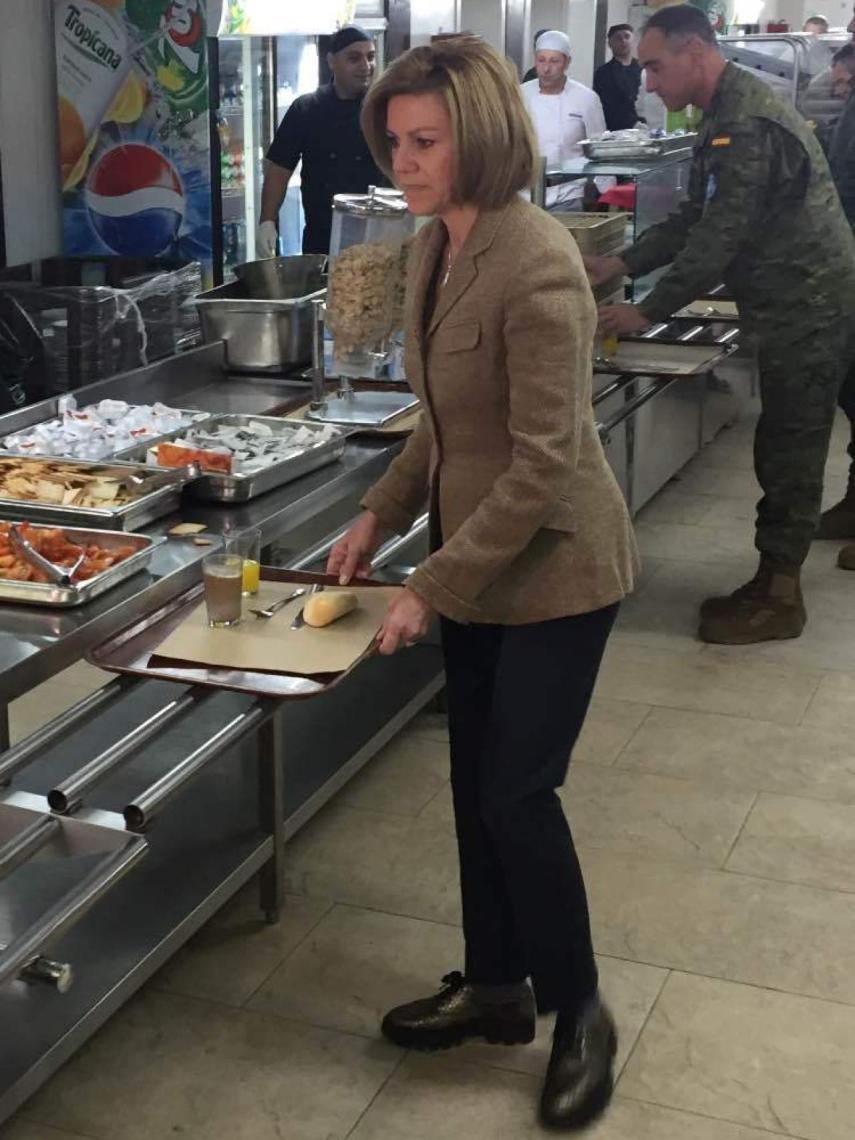 La ministra desayunando con la tropa.