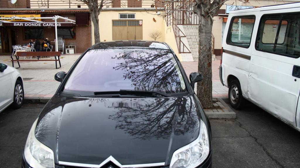 Coche de Jesús Marín, enfrente del bar donde celebró su boda con Arancha en 2016.