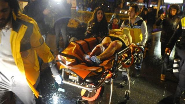 Los servicios de emergencia atienden a las víctimas.