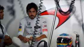 Fernando Alonso, en el box de McLaren.