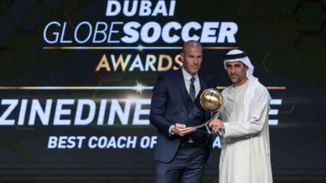 Zidane recibe el premio.