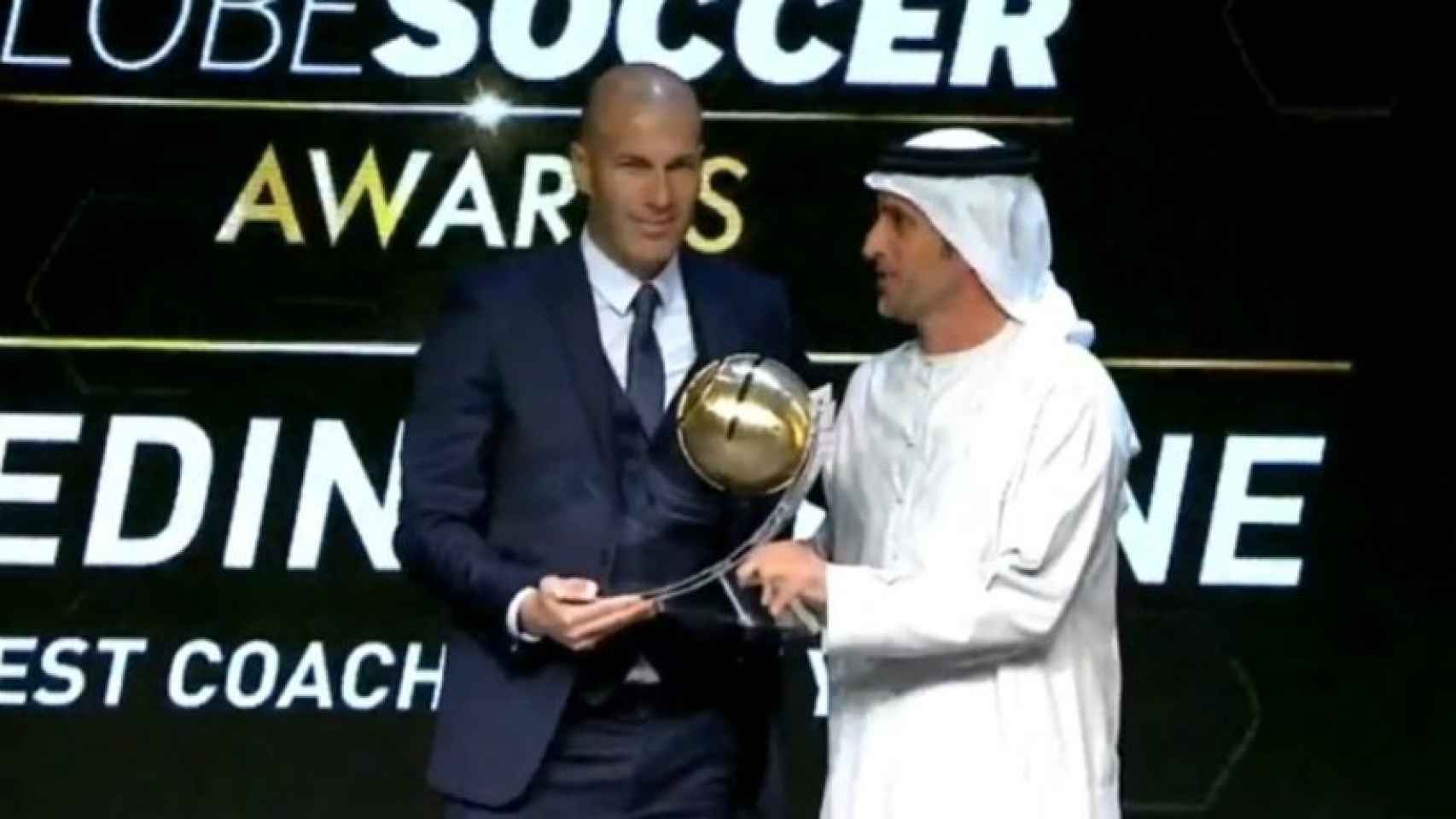 Zidane, recibiendo su premio al mejor entrenador del 2017. Foto. Twitter (@elchiringuitotv)