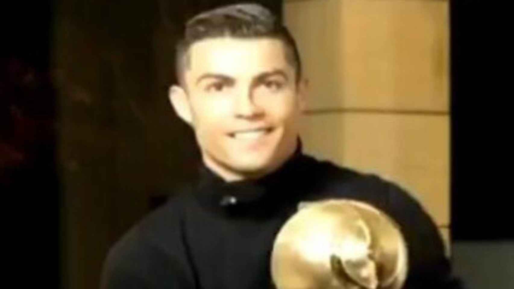 Cristiano, ganador del Globe Soccer Awards a mejor jugador. Foto: Twitter (@elchiringuitotv)