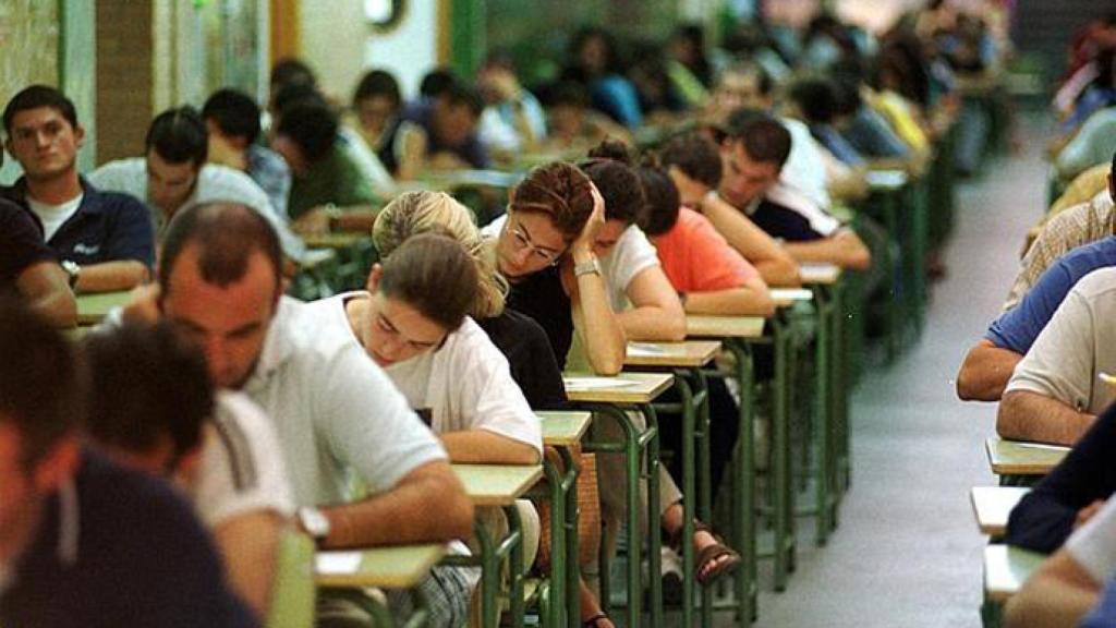 Foto de archivo: Opositores durante un examen