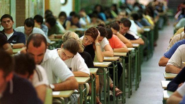 FOTO: Opositores durante un examen