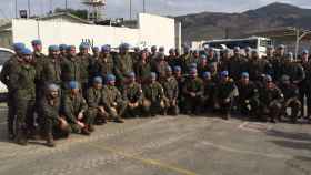 Cospedal, junto con los soldados destacados en el Líbano.
