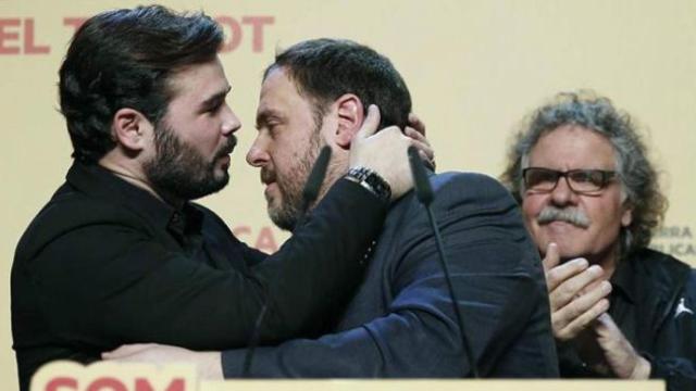 Los diputados de ERC Gabriel Rufián (i) y Joan Tardà (d) con Oriol Junqueras en un acto de partido.