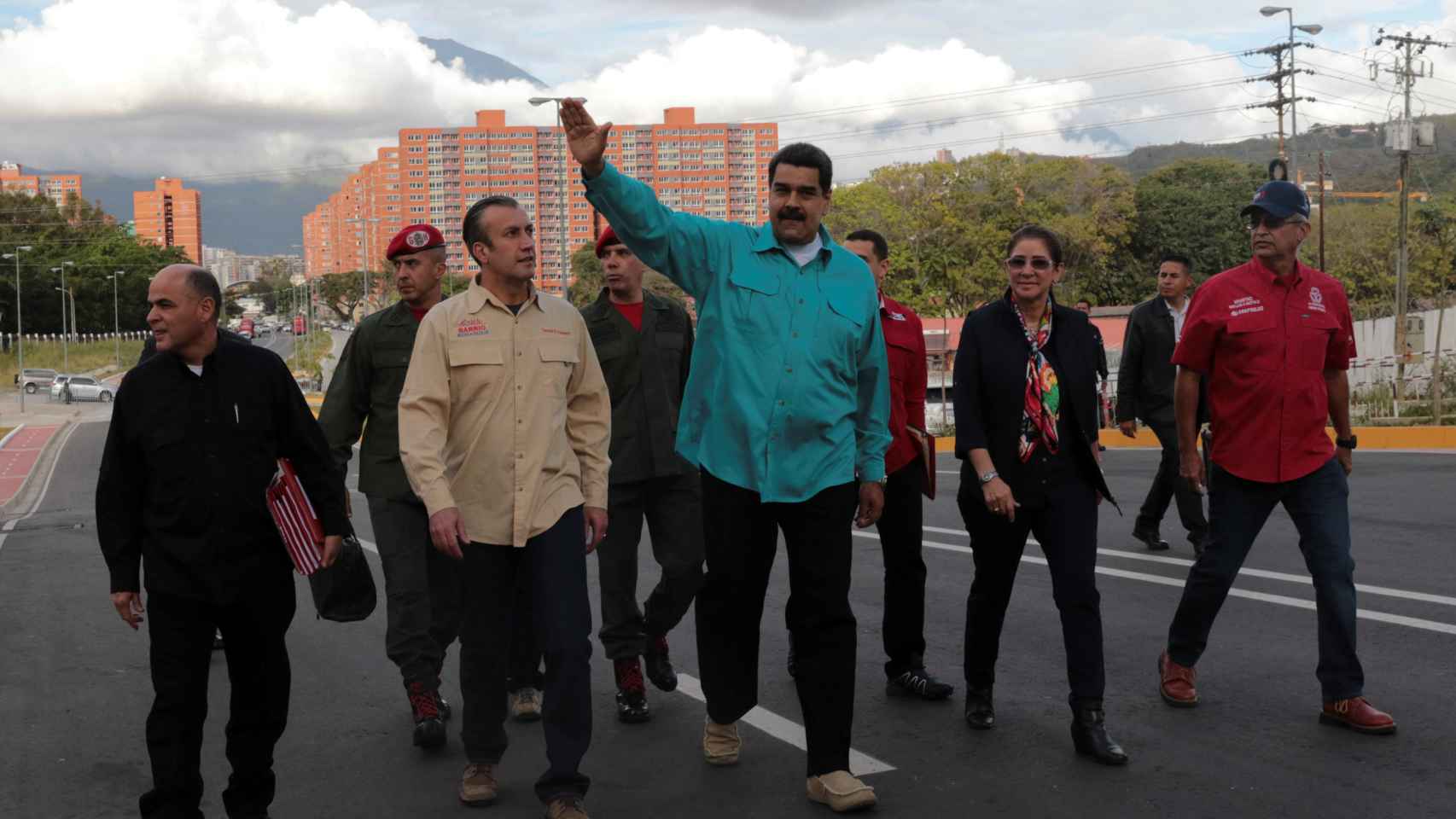 Nicolás Maduro en una visita a un barrio residencial.