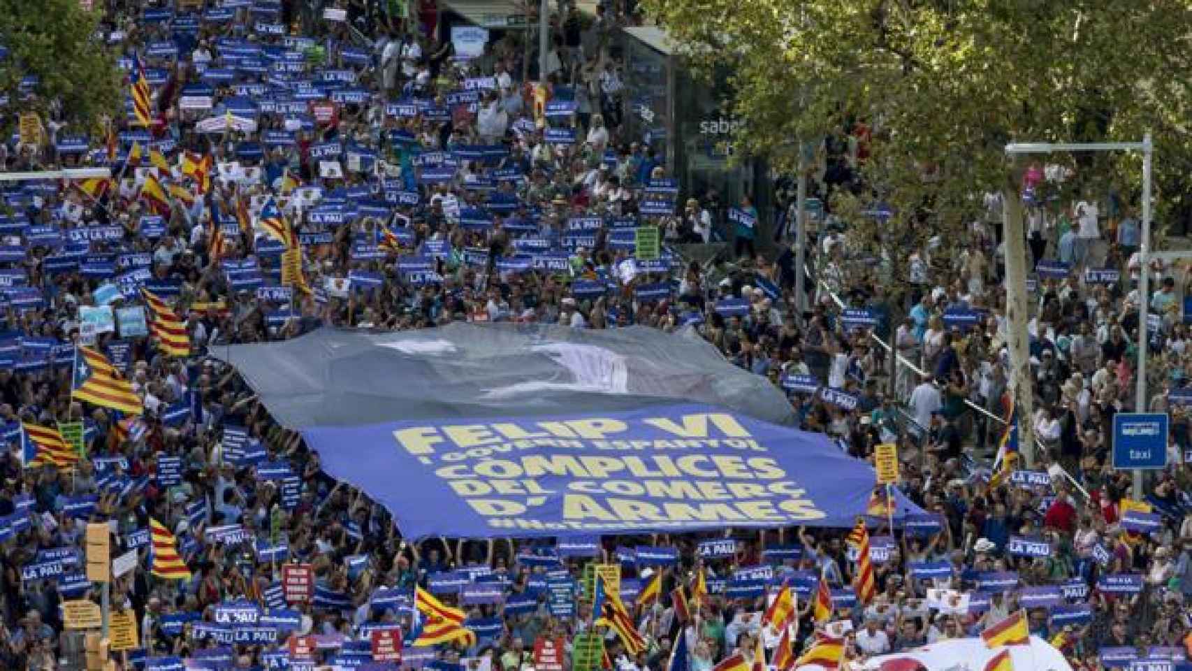 Pancarta contra Felipe VI en la manifestación contra el terrorismo de Barcelona.