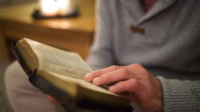Los delincuentes pusieron droga en la biblia para dejar inconsciente a su víctima