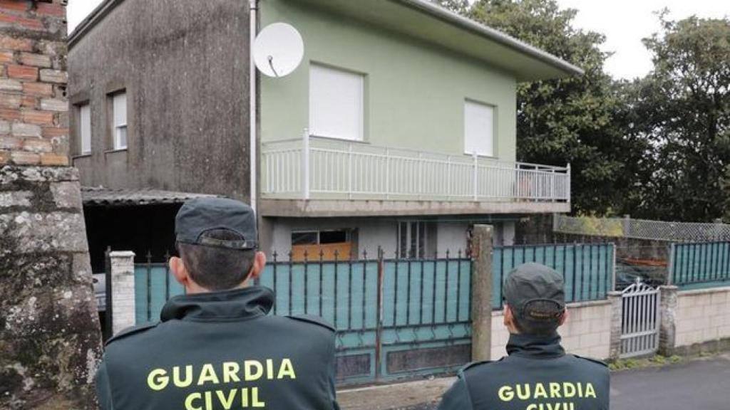 Casa del detenido custodiada por la Guardia Civil