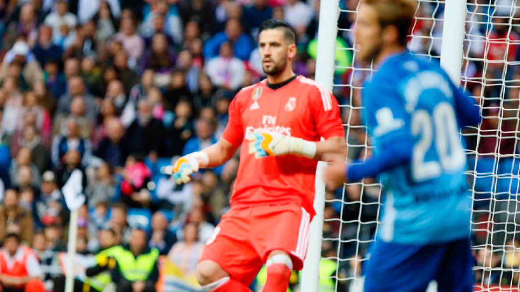 Kiko Casilla defendiendo la portería del Madrid ante el Málaga Foto: Manu Laya / El Bernabéu