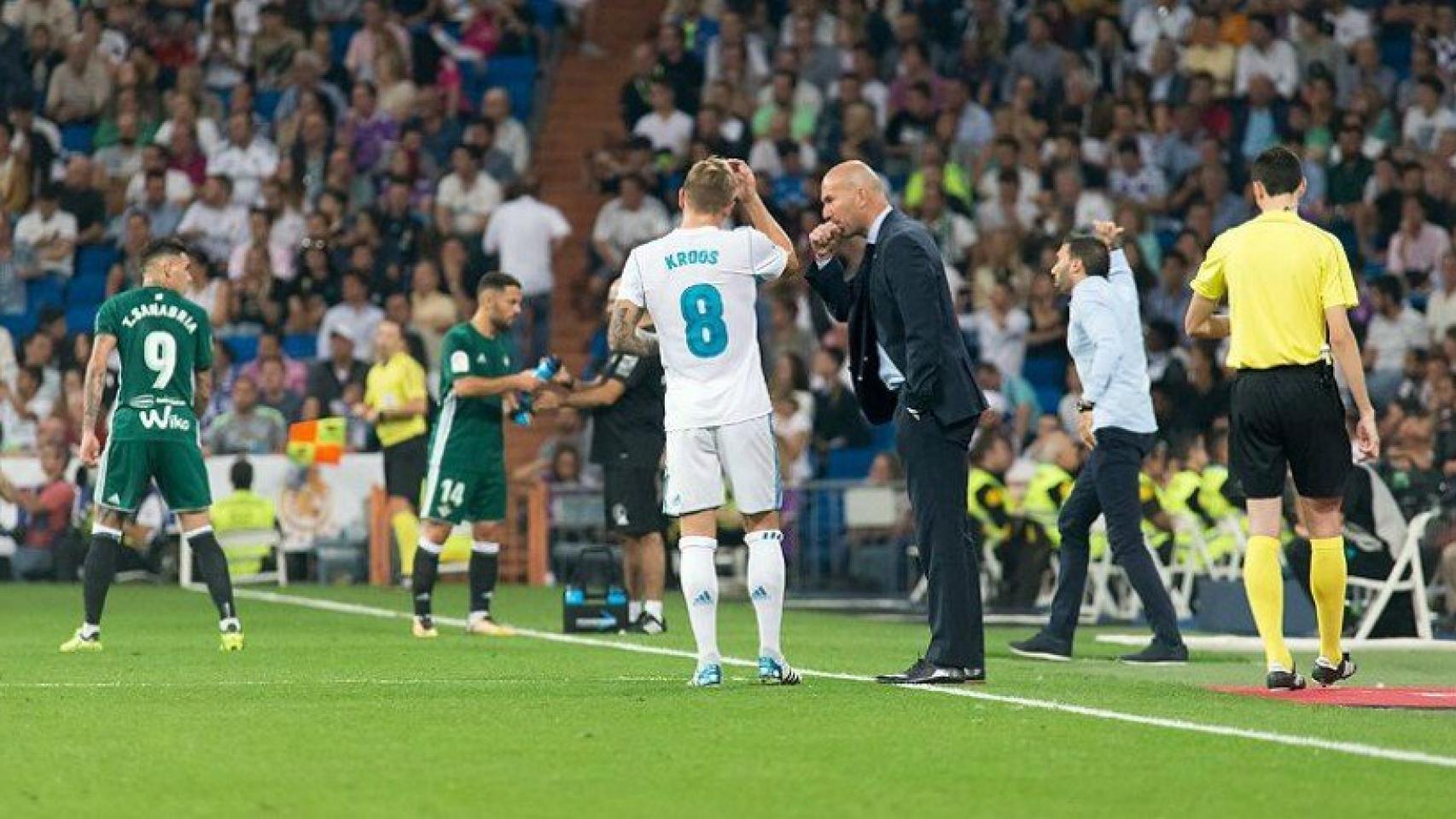 Kroos habla con Zidane. Foto: Pedro Rodríguez / El Bernabéu