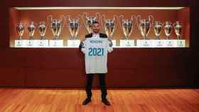 Karim Benzema, posa con la camiseta de su renovación