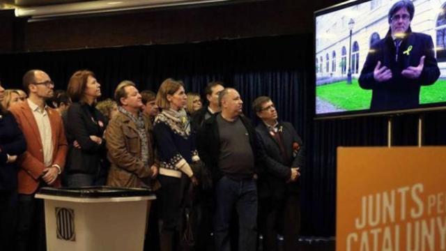 Carles Puigdemont habla a través del plasma en un acto en La Garriga (Barcelona).