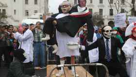 Actores con máscaras de Fujimori y Kuczynski denuncian el indulto al expresidente.