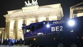 Tanqueta de la Policía alemana junto a la Puerta de Brandenburgo en Berlín