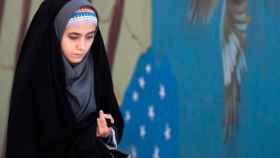 Una mujer iraní con velo en una calle de Teherán