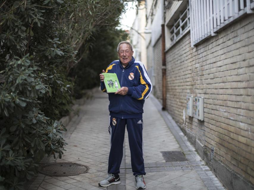 Jesús Hurtado posa con un libro de la San Silvestre para EL ESPAÑOL.