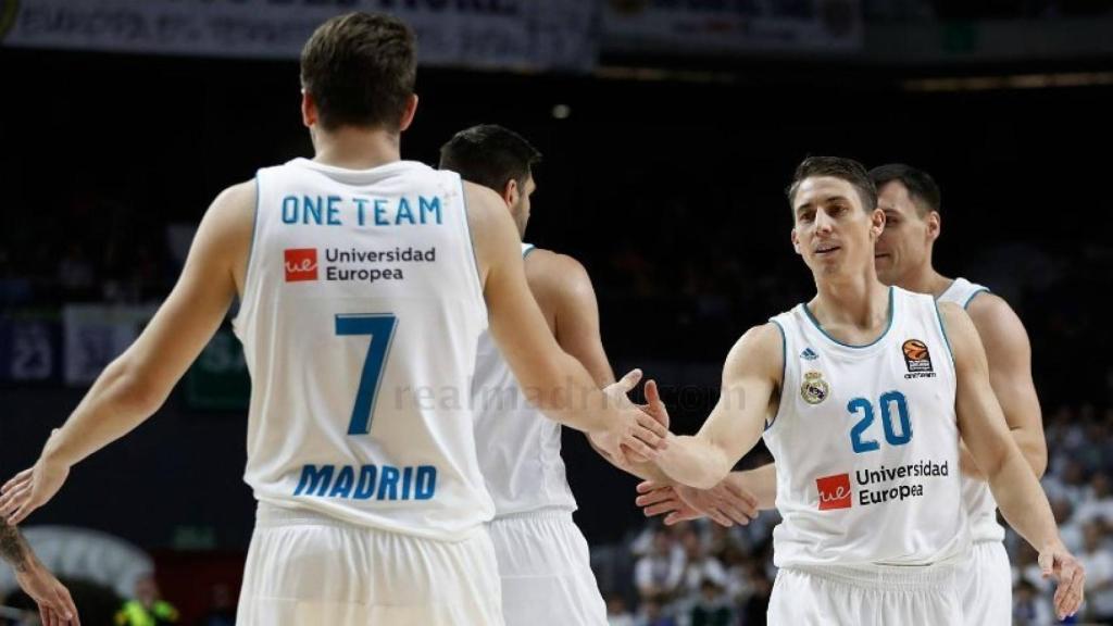 Carroll celebrando junto a Doncic