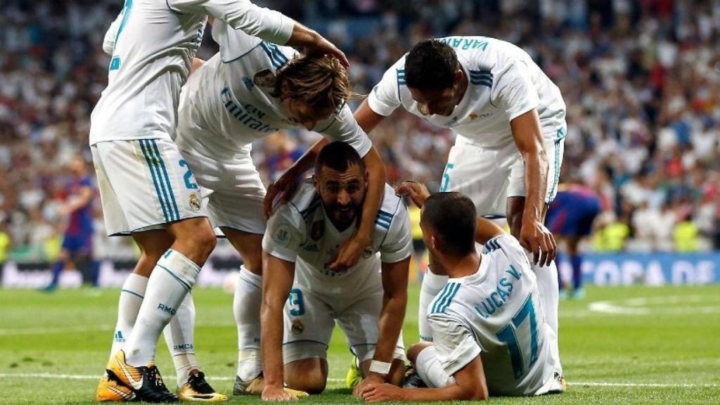 Piña de jugadores celebrando el gol de Benzema