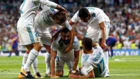 Piña de jugadores celebrando el gol de Benzema