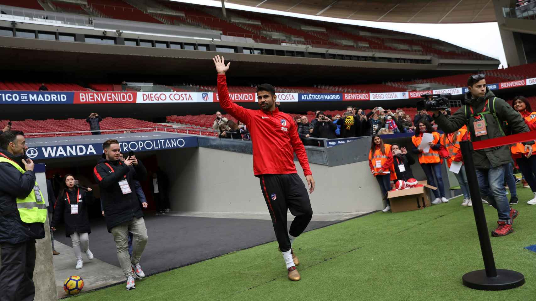 Diego Costa saluda a la afición congregada en el Wanda Metropolitano